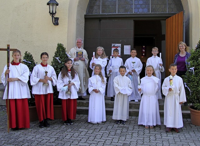 Acht Kinder feierten am Sonntag in Bam...er Winfried Wehrle ihre Erstkommunion.  | Foto: Privat