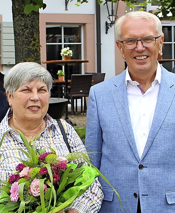Freddo Dewaldt schied aus dem Aufsicht...oto zeigt ihn  mit seiner Frau Renate.  | Foto: Volksbank