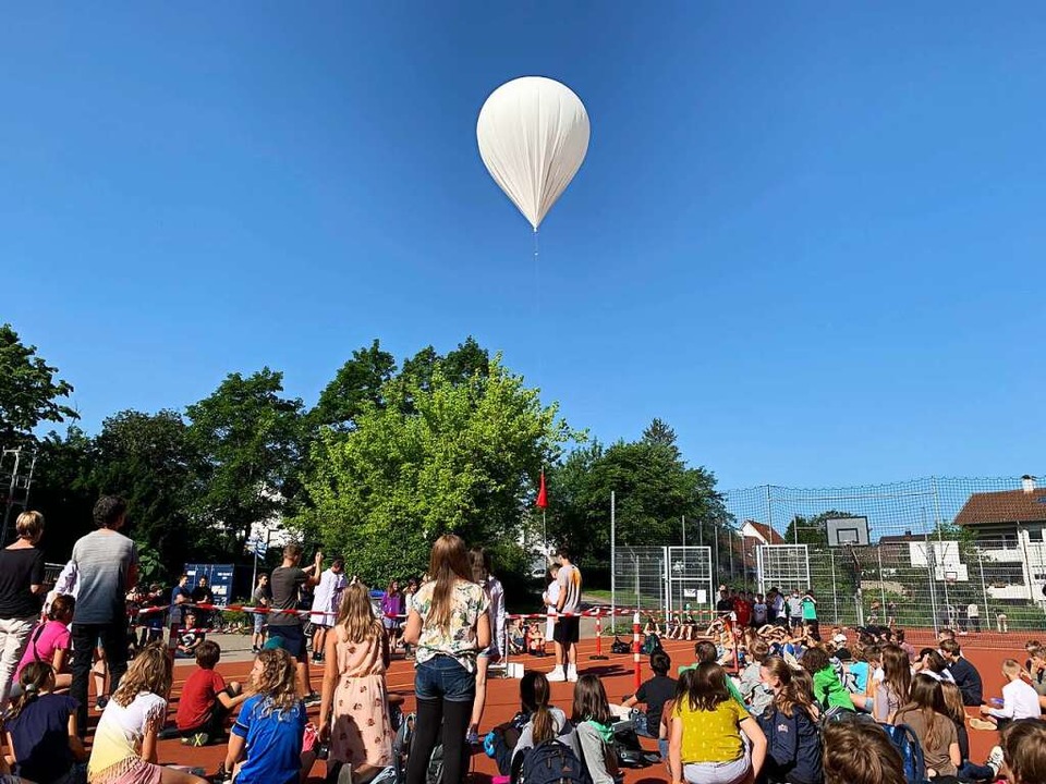 Ein besonderer Morgen am Theodor-Heuss... Ein Wetterballon startet in die Luft.  | Foto: Gina Kutkat