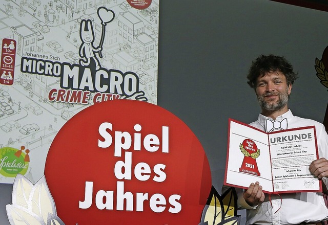Spieleautor Johannes Sich mit seinem G...20; bei der Preisverleihung in Berlin.  | Foto: Wolfgang Kumm (dpa)