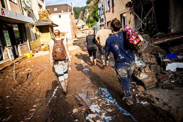 Mit Schlamm verschmierte Helfer und He... verheerende berschwemmungen gesorgt.  | Foto: Philipp von Ditfurth (dpa)