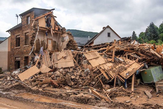 Vllig zerstrt ist dieses Haus in Alt...hdigt, es gibt zahlreiche Todesopfer.  | Foto: Julia Cebella (dpa)