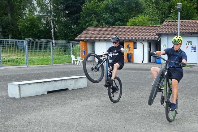 Hoch das Rad zum Wheelie: Marian Schw...zen den Jugendsportpark fr ihr Hobby.  | Foto: Peter Stellmach