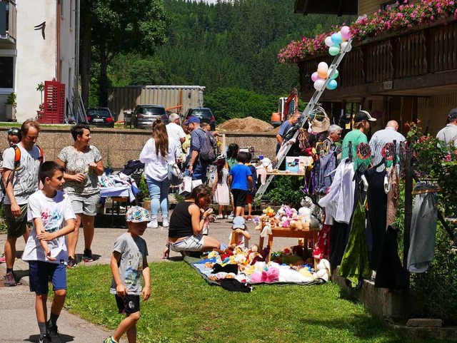 Die Stnde am Kappler Dorfflohmarkt lockten viele Menschen an.   | Foto: Eva Korinth