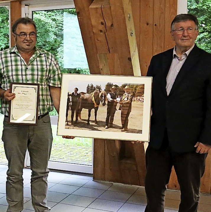 Willi Kuri (links) erhielt die goldene...uchtverbandes von  Karlheinz Eckerlin.  | Foto: Christine rombach