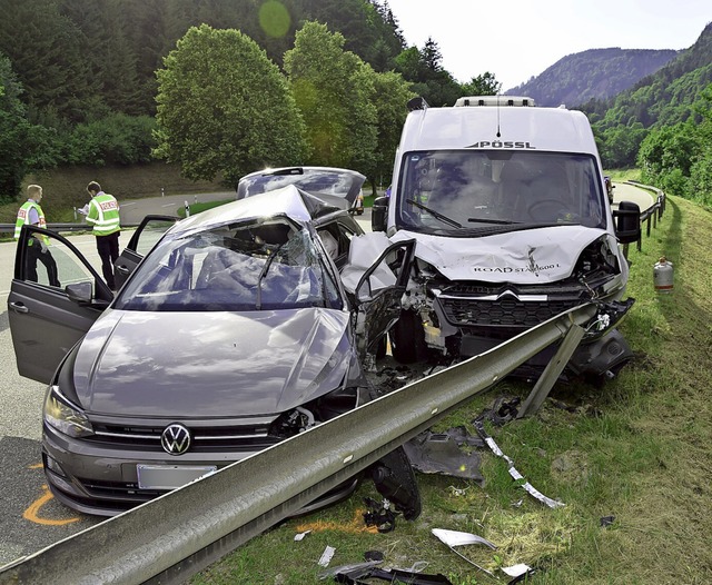 Der VW Polo  wurde vom Wohnmobil auf d... und die Frau starben am Unfallort.     | Foto: Kamera24