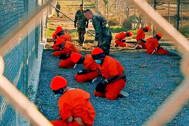 Hftlinge knien im Jahr 2002 vor den Wrtern der US-Army.  | Foto: epa Shane T. McCoy (dpa)