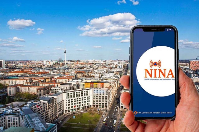 Die Handy-App Nina soll die Bevlkerung warnen.  | Foto: Jochen Tack via www.imago-images.de