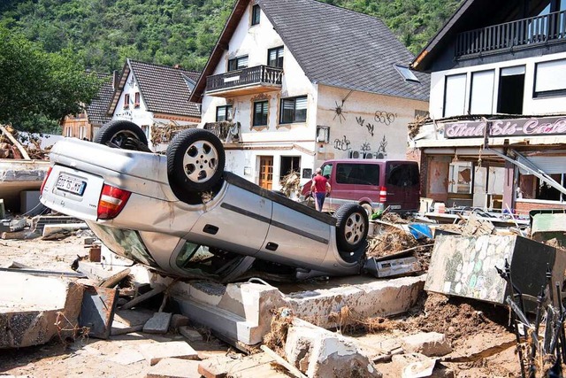 Ein Auto liegt mitten in der Stadtmitte von Altenahr.  | Foto: Boris Roessler (dpa)