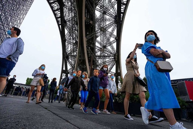 Besucherinnen und Besucher am Eiffeltu...zeitangeboten gilt jetzt die 3G-Regel.  | Foto: Michel Euler (dpa)