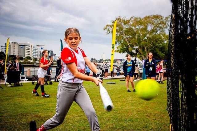 Eine junge Baseballspielerin in Brisba...r die Olympischen Sommerspiele werden.  | Foto: PATRICK HAMILTON (AFP)