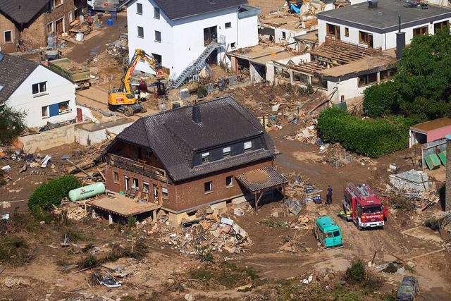 Rheinland-Pfalz, Marienthal: Rettungsk... auch hier zahlreiche Huser zerstrt.  | Foto: Thomas Frey (dpa)