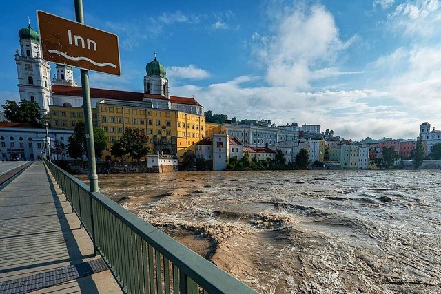 Der Inn in Passau fhrt Hochwasser: Di...ristisch attraktive Regionen erreicht.  | Foto: Armin Weigel (dpa)