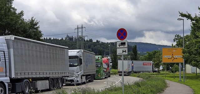 Lastwagen an Lastwagen reiht sich auf ...ie berlastete Bundesstrae&#8197;34.   | Foto: Schlichter, Juliane