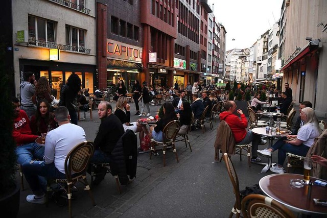 Die Steinenvorstadt in Basel: Das Foto...und Restaurants wieder ffnen durften.  | Foto: Juri Junkov