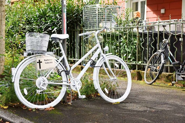 Ein Ghostbike erinnert an den getteten Fahrradfahrer.  | Foto: Rita Eggstein