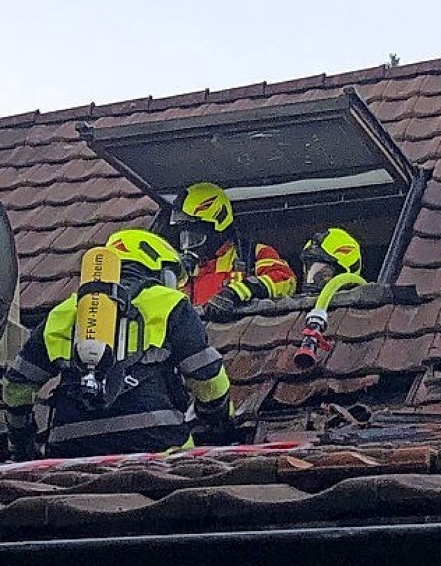 Feuerwehrleute suchen nach mglichen Brandnestern.  | Foto: Feuerwehr Herbolzheim