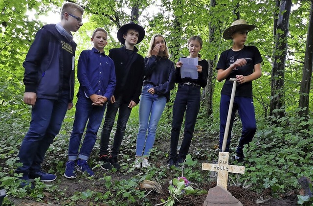 Die Klasse 7a des Theodor-Heuss-Gymnasiums beerdigt die Klassenpalme.  | Foto: Manuela Mller