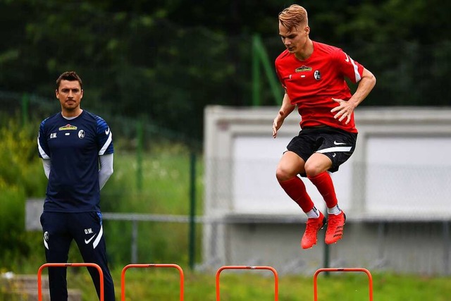 Philipp Lienhart hpft unter Anleitung von Athletik-Trainer Daniel Wolf.  | Foto: Achim Keller