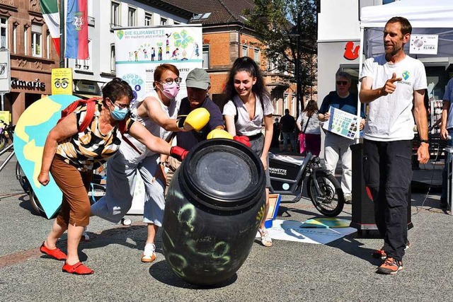 Weg damit: Britta Staub-Abt (von links...hael Bilharz von der Aktion Klimawette  | Foto: Thomas Loisl Mink