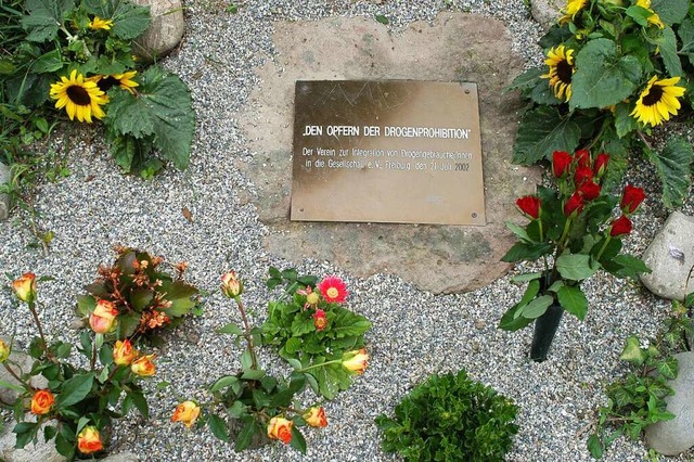 Der Gedenkstein fr die Drogentoten in Freiburg wurde durch zwei Stelen ersetzt.  | Foto: Thomas Kunz