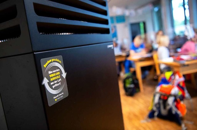 Luftreiniger in Klassenrumen sind umstritten.  | Foto: Sven Hoppe (dpa)