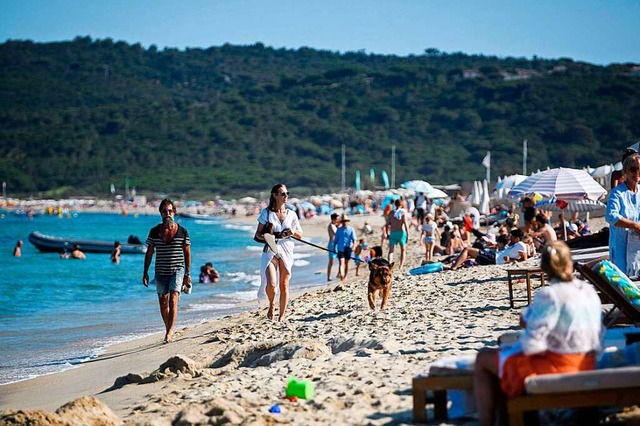 Am Strand von St. Tropez. In den Touri...r neue Ansteckungsherde identifiziert.  | Foto: CLEMENT MAHOUDEAU (AFP)