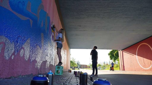 Sarah Zepf (links) und Noah Tress gest...Seepark mit bunter Graffiti-Kunst neu.  | Foto: Stadt Lahr