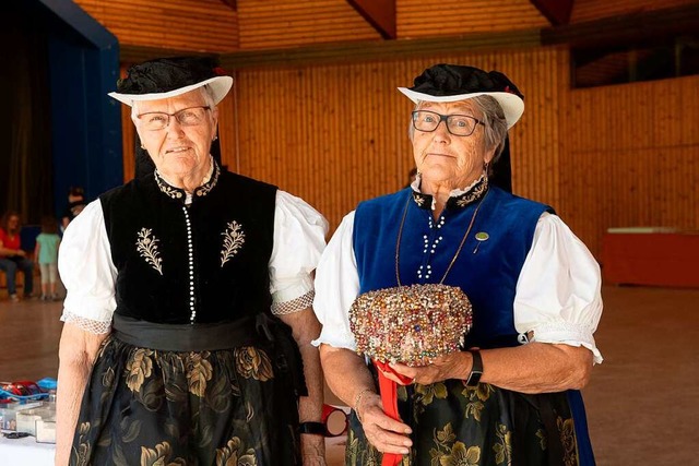 Anita Wehrle und Sieglinde Zhringer a...dell - es ist mehr als 100 Jahre alt.   | Foto: Wolfgang Scheu