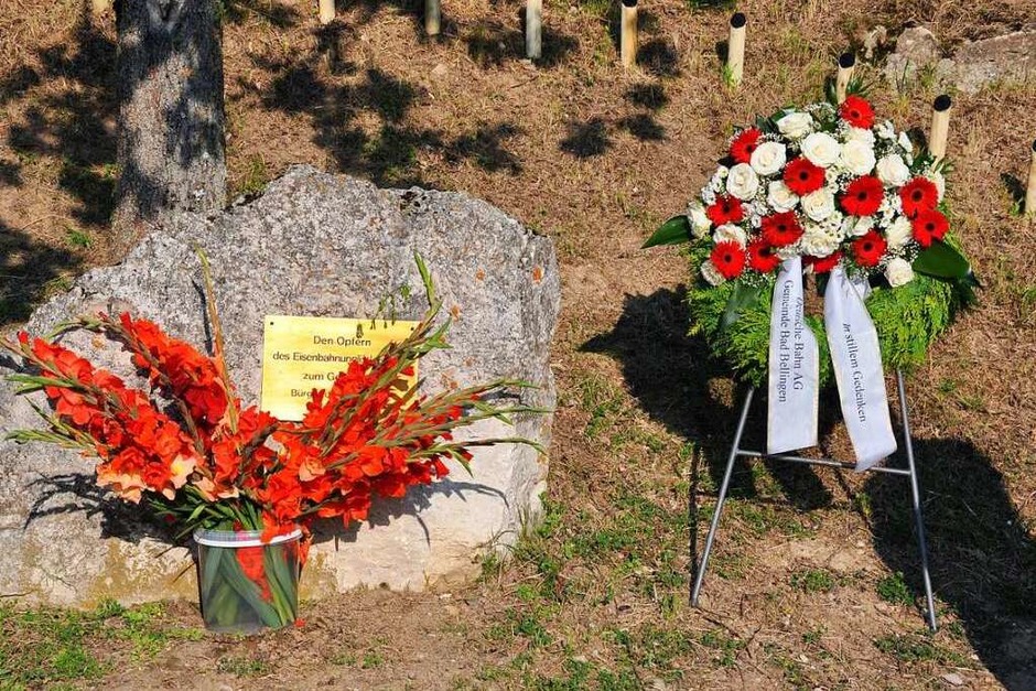 Am Gedenkstein für die Opfer des Zugunglücks von Rheinweiler. (Foto: Jutta Schütz) Am Gedenkstein für die Opfer des Zugunglücks von Rheinweiler. (Foto: Jutta Schütz)
