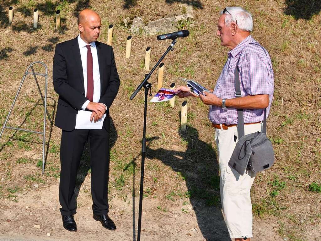 Hansdieter Seidt war damals auch Zeuge des Zugunglcks und auch Helfer. Er zeigte alte Fotos, die er zu den Geschehnissen am Unglcksort gesammlet hatte.