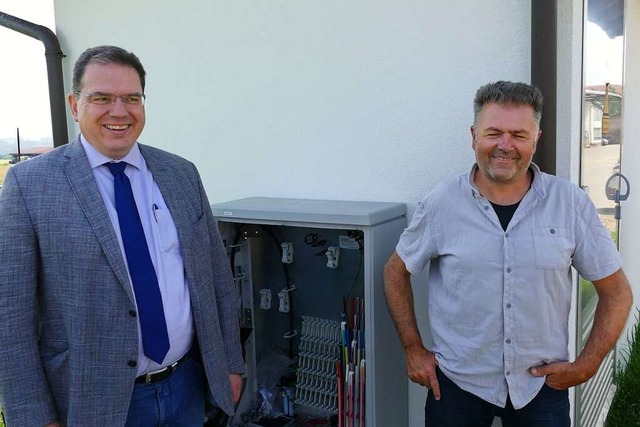 Brgermeister Tobias Link (links) und ...nternet durch Glasfaserkabel versorgt.  | Foto: Martin Wunderle