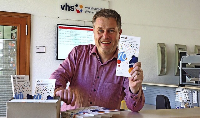 VHS-Leiter Tom Leischner mit dem neuen Semesterprogramm.  | Foto: Herbert Frey