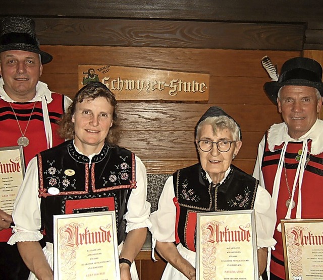 Geehrt wurden die aktiven Mitglieder (...pitz,  Jasmin Beine und Bettina Urich   | Foto: Ernst Brugger