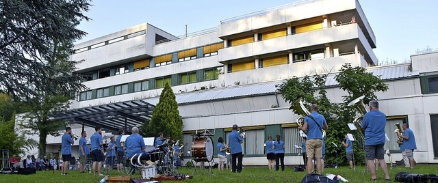 Nollingens Musikverein spielte am Dienstag am Kreiskrankenhaus.  | Foto: Horatio Gollin