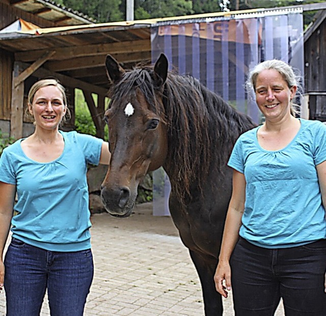 Lina Renard und Johanna Laurer bieten  in Bubenbach Therapie mit Pferden an.   | Foto: Gert Brichta