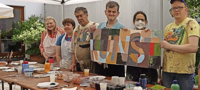 Im sommerlichen Freilicht-Atelier im H...emeinschaftswerk &#8222;Kunst&#8220;.   | Foto: Roswitha Frey