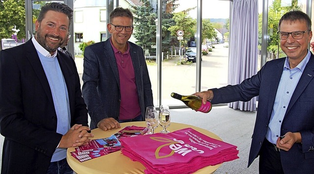 Christopher Beuel und Wolfgang Hgle ...lanten Breitbandausbau in Eichstetten.  | Foto: Horst David