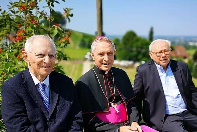 Erzbischof Gänswein weiht und segnet Denkmal für Verleger Franz Burda