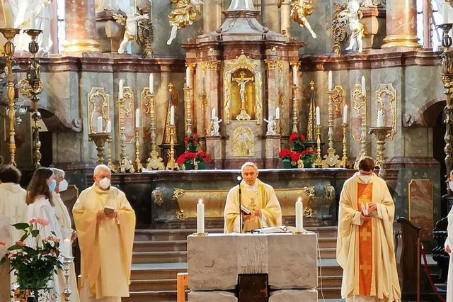 Vor der Einweihung zelebrierte Gnswein in Heilig Kreuz ein Pontifikalamt.   | Foto: Ralf Burgmaier