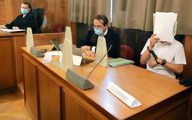 Im Prozess am Landgericht Tbingen um ... links sitzt eine Gerichtsschreiberin.  | Foto: Vanessa Reiber (dpa)
