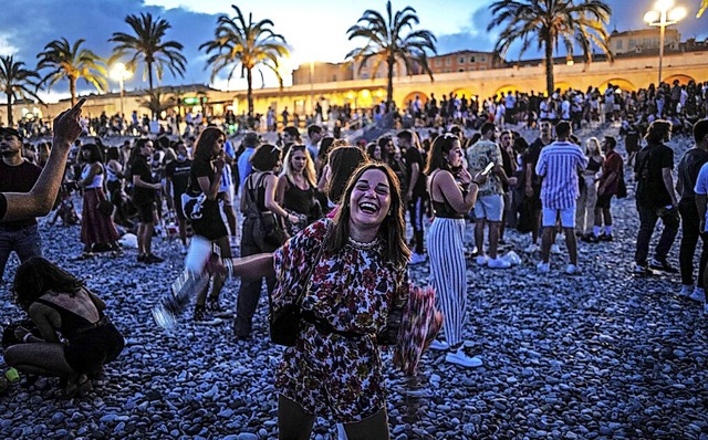 Junge Leute feiern Ende Juni in Nizza.  | Foto: VALERY HACHE