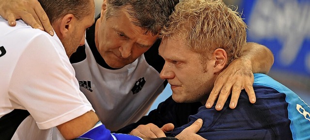 Johannes Bitter (rechts) bei den Olymp...terten die Handballer in der Vorrunde.  | Foto: Peer Grimm (dpa)