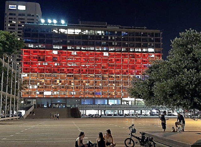 Solidaritt mit den Flutopfern: Das Ra...lt in den Farben der deutschen Flagge.  | Foto: dpa