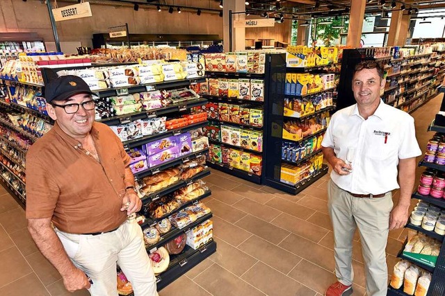 Bauherr Willi Sutter (links) und Becke...ftsfhrer Johannes Ruf im Supermarkt.  | Foto: Thomas Kunz