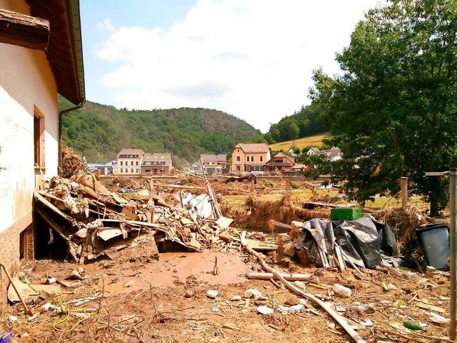 Im rheinland-pflzischen Ahrbrck helf...d Sckingen beim Ausrumen der Huser.  | Foto:  Raphael Kammerer