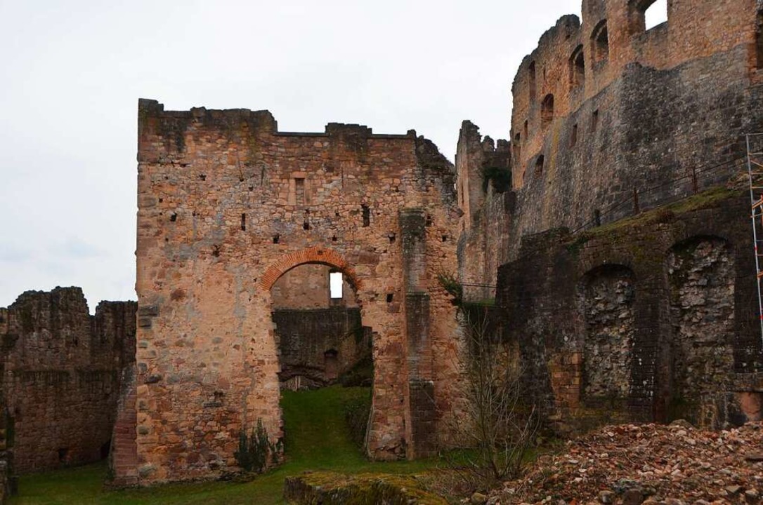 Zuerst war die Hochburg eine Burg dann wurde sie zur Festung