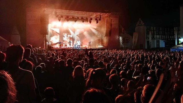 Lange her: Konzert auf dem Emmendinger...platz (Andreas Bourani im Sommer 2017)  | Foto: Martin Wendel