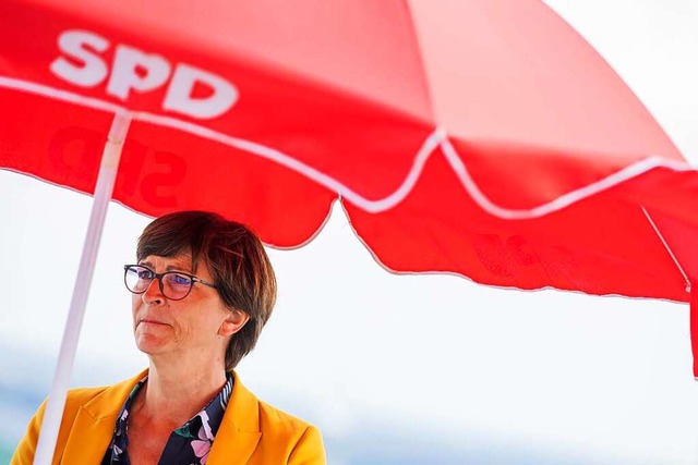 Auf Sommerreise: die SPD-Bundesvorsitzende Saskia Esken.  | Foto: Rolf Vennenbernd (dpa)