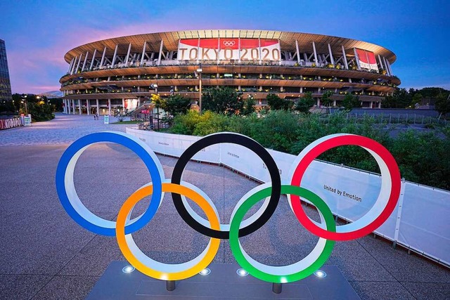 Die olympischen Ringe vor dem Olympiastadion von Tokio.  | Foto: Michael Kappeler (dpa)